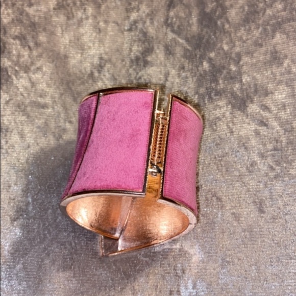 A beautiful cuff  fuchsia pink bracelet - Picture 4 of 6